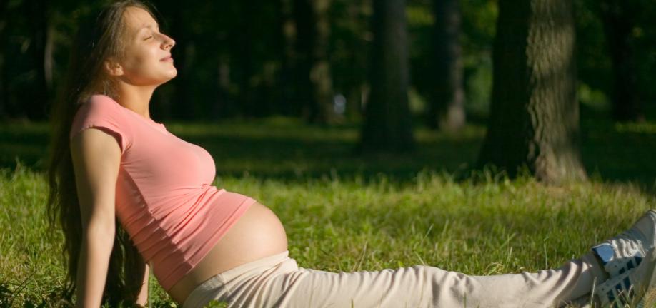 Foto: Gravid kvinde nyder solen